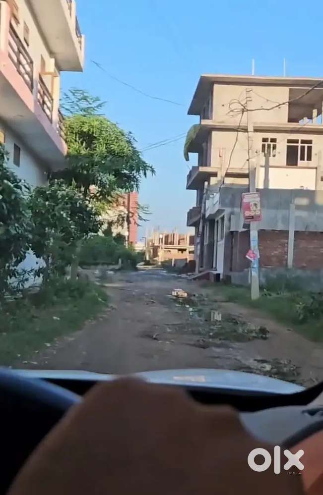 पलासियो मॉल के बैक साईड में मात्र थोड़ी दूरी पर प्लॉट लें