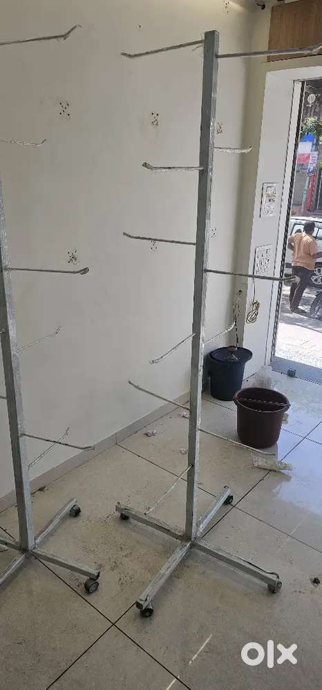 Adjustable hanging stand