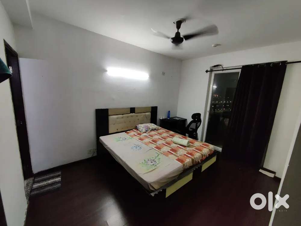 Master bedroom for rent in a 3bhk apartment.