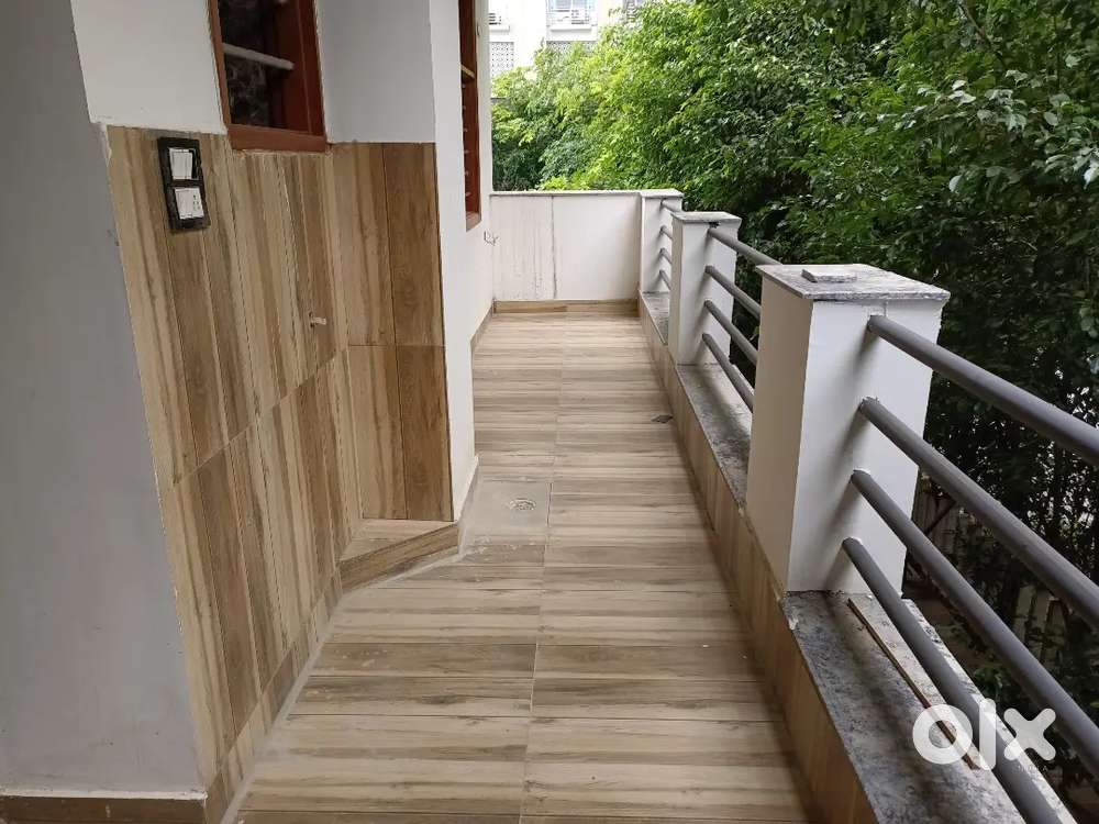 190 GAJ 3 BHK SEMI FURNISHED TOP FLOOR WITH ROOF RIGHTS IN GATED