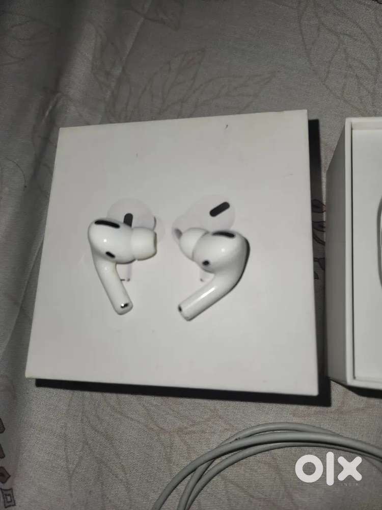ORIGINAL APPLE AIRPODS PRO WITH MAGSAFE CHARGING CASE 2022