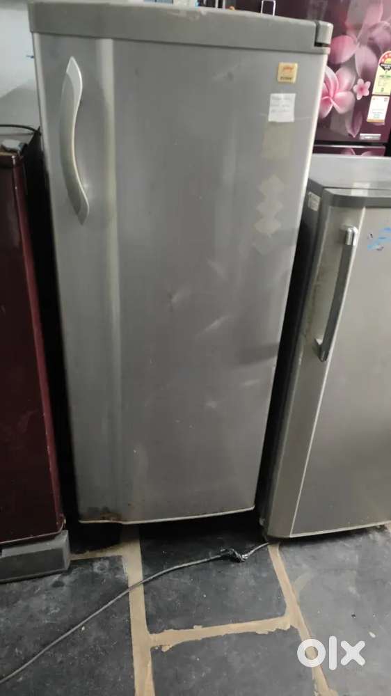 secondhand used fridzes available in good condition.