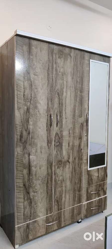 Spacious 6.5ft Premium Wooden Wardrobe with Mirror & Drawers