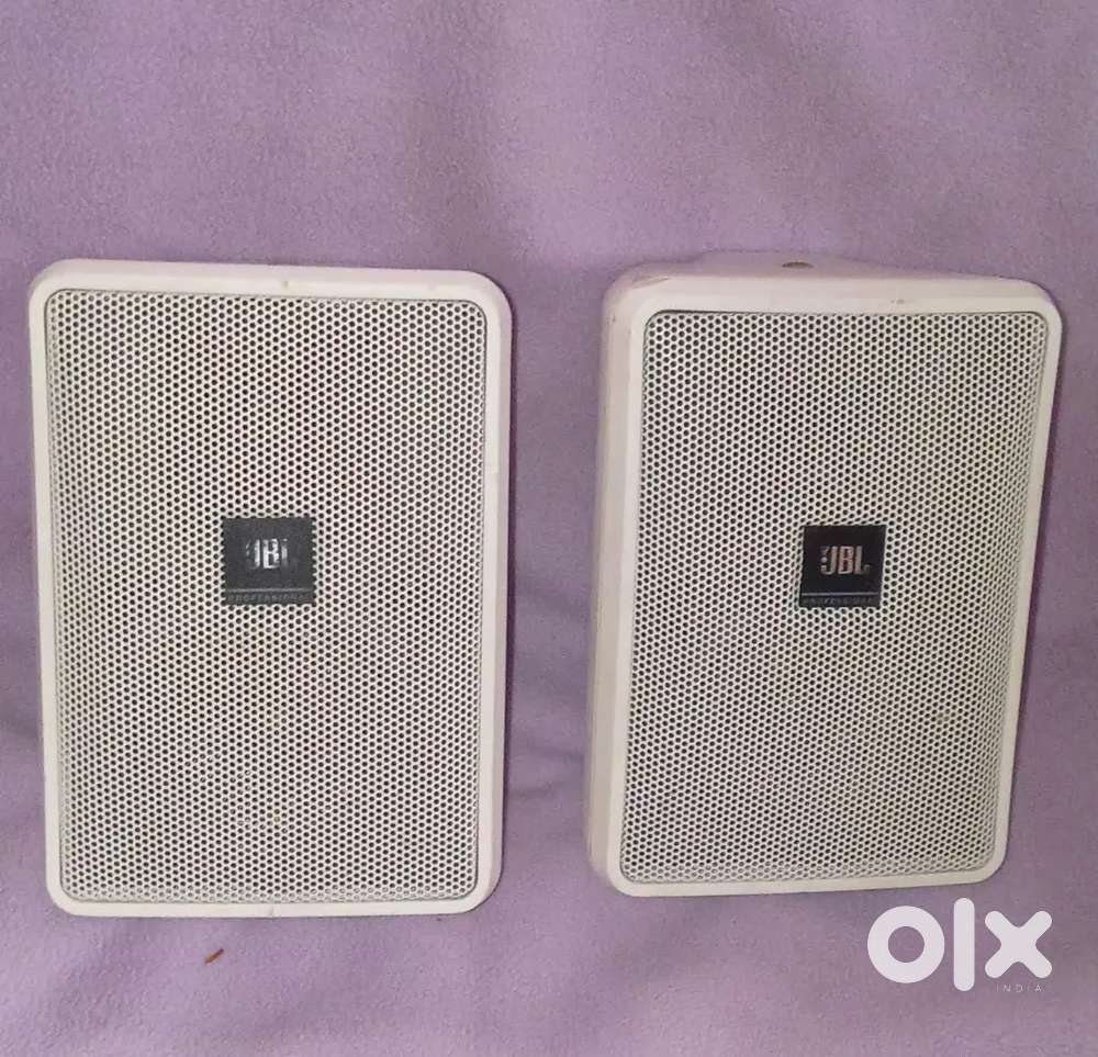JBL control 23.1 WH speaker,s in mint condition