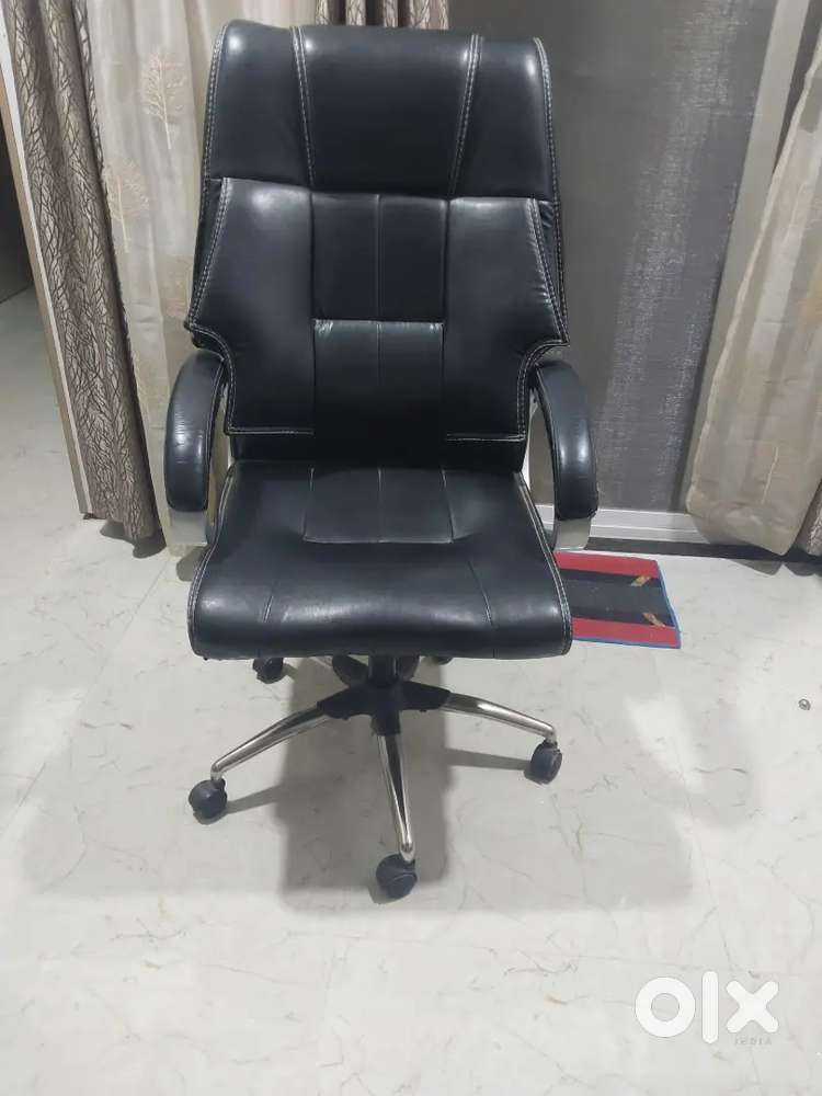 Revolving executive box chair
