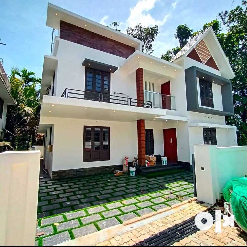Ready to move 4 bed 2020 sqft villa in aluva very close to choondy