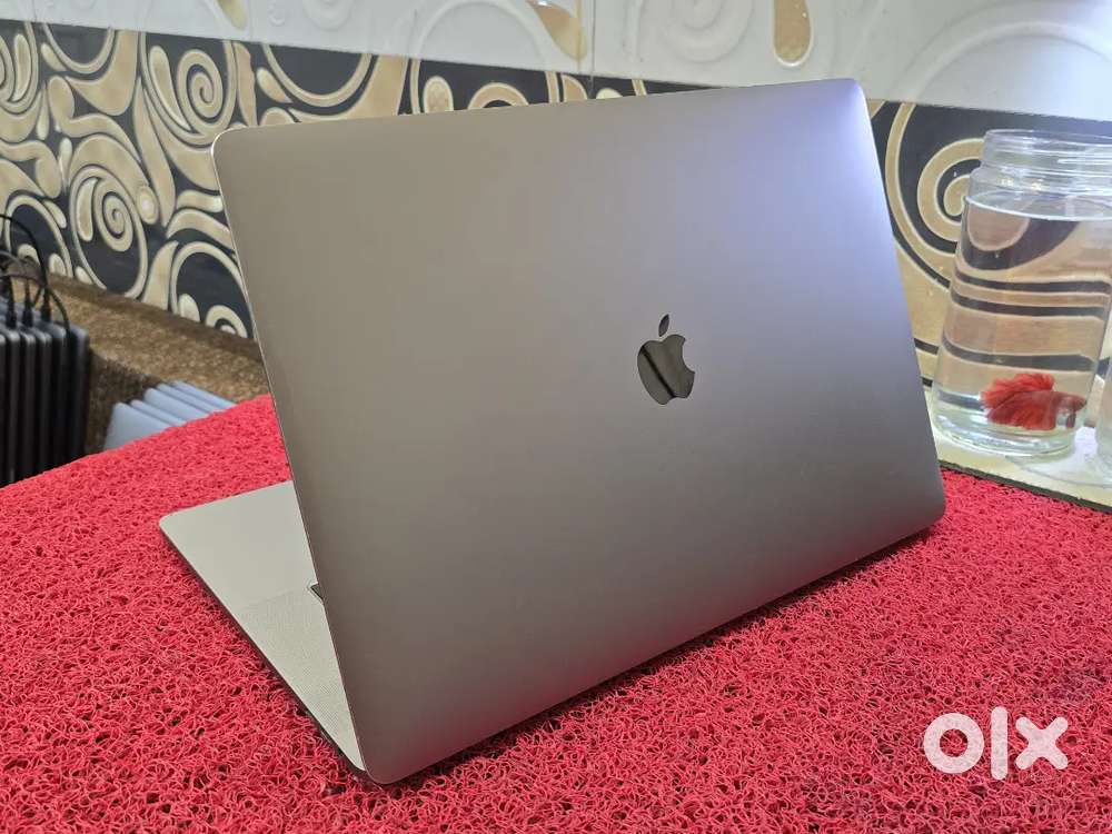 Apple Macbook Pro i9 16gb 512gb 5.5gb GRAPHICS 15inch Retina Touchbar