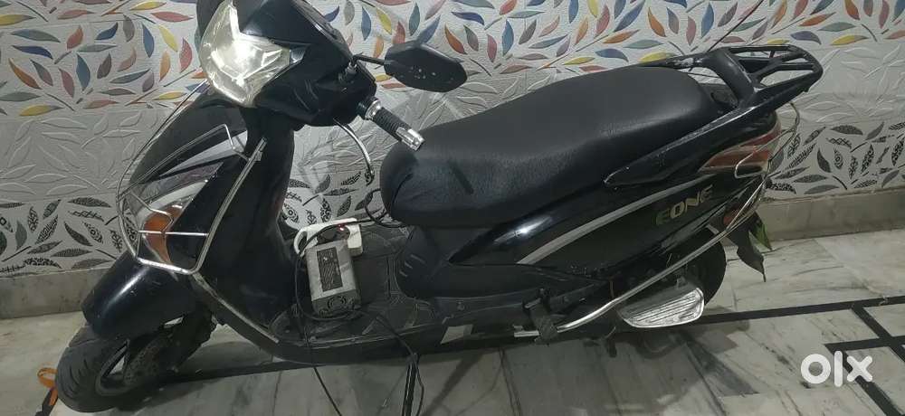 Electric Scooty with 5 battery and without charger