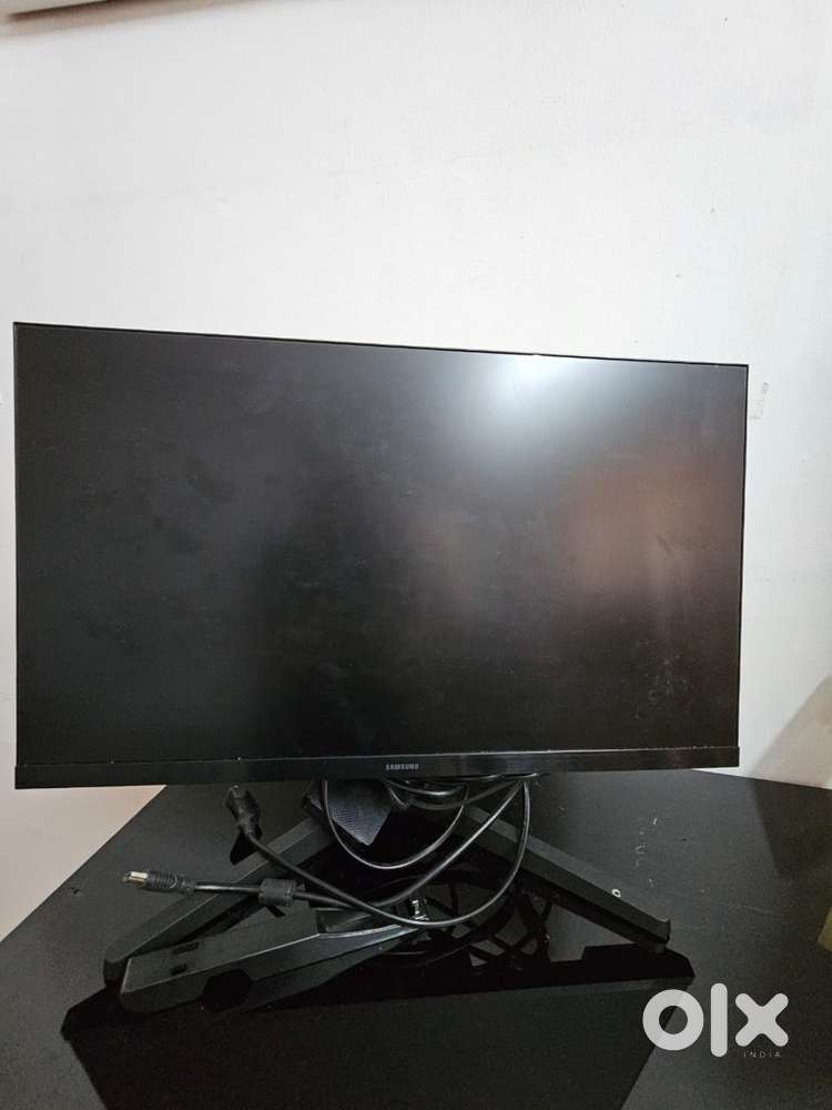 Samsung 24” Full HD Bezel-Less Monitor – Excellent Condition!