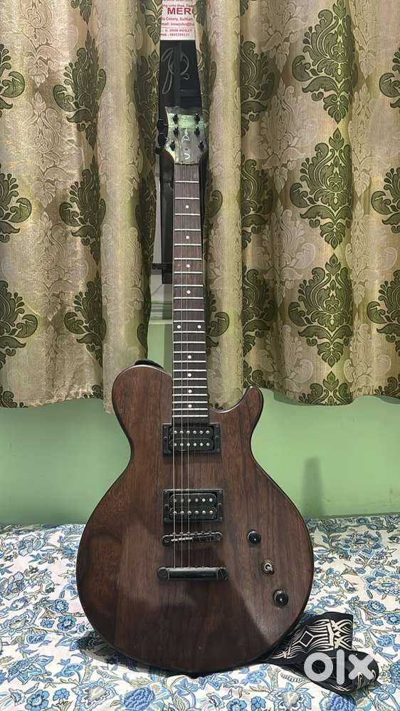 Dean electric guitar with Zoom guitar processor
