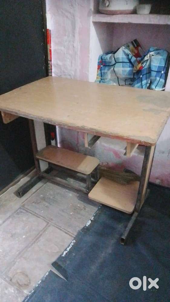 COMPUTER TABLE