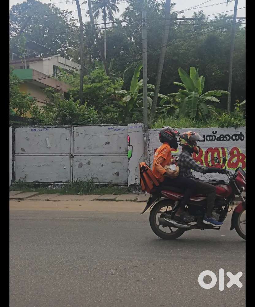 COMMERCIAL PLOT FOR SALE IN BETWEEN PONGUMOODU TO SREEKARIYAM-2.25cr