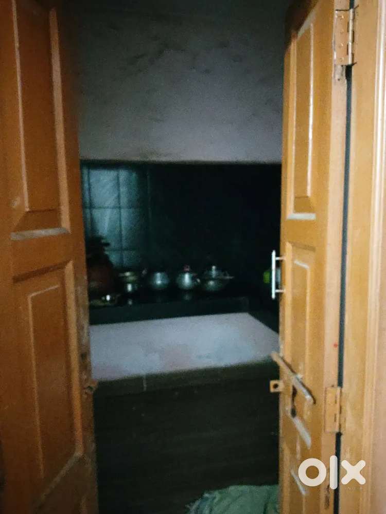 Urgently need a girl roommate to share room