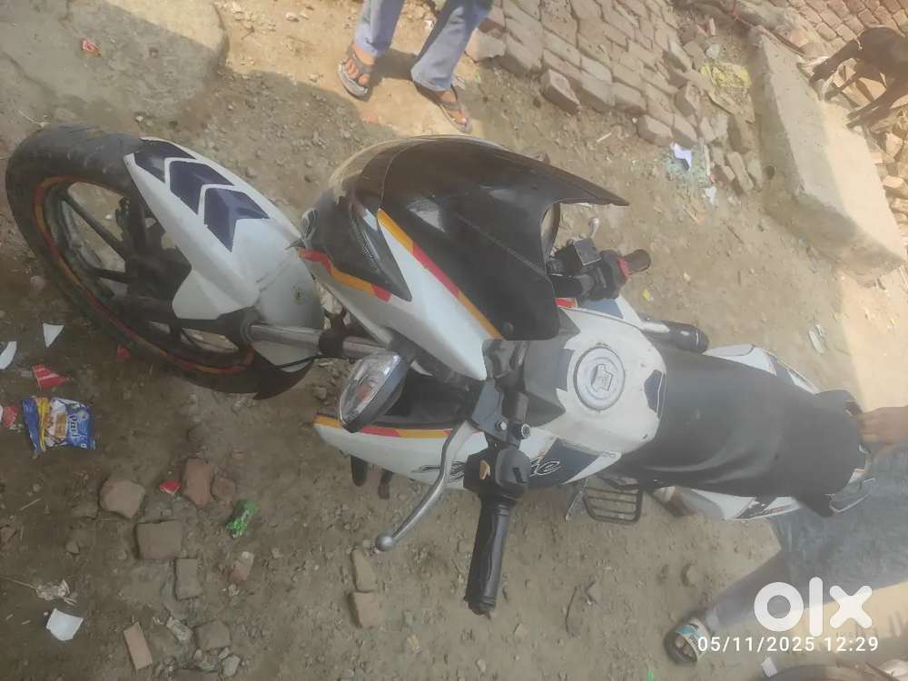 Mai bahar kaam karta hu isiliye meri bike khadi rehti hai