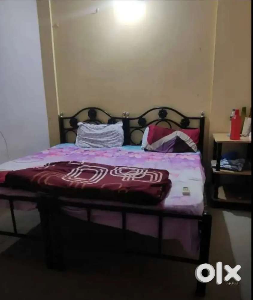 Urgentely looking for a male room partner.