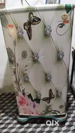 1 कांच का काउंटर 3रेक 1फ्रीज बेचना है