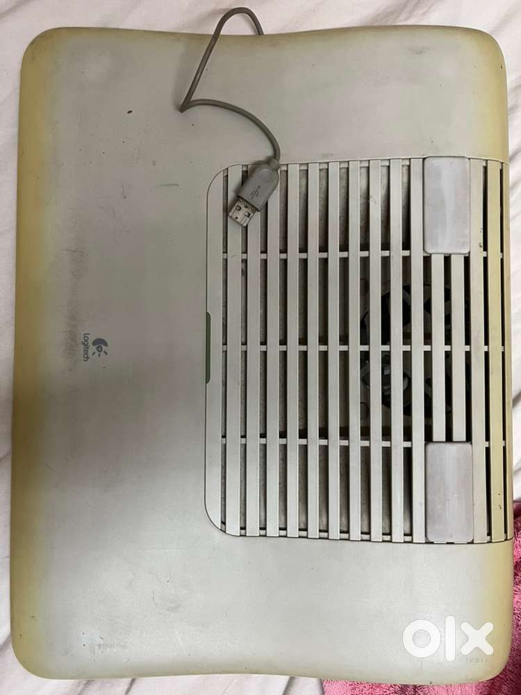 Laptop stand with fan