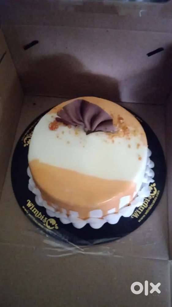 Female sales staff for a bakery