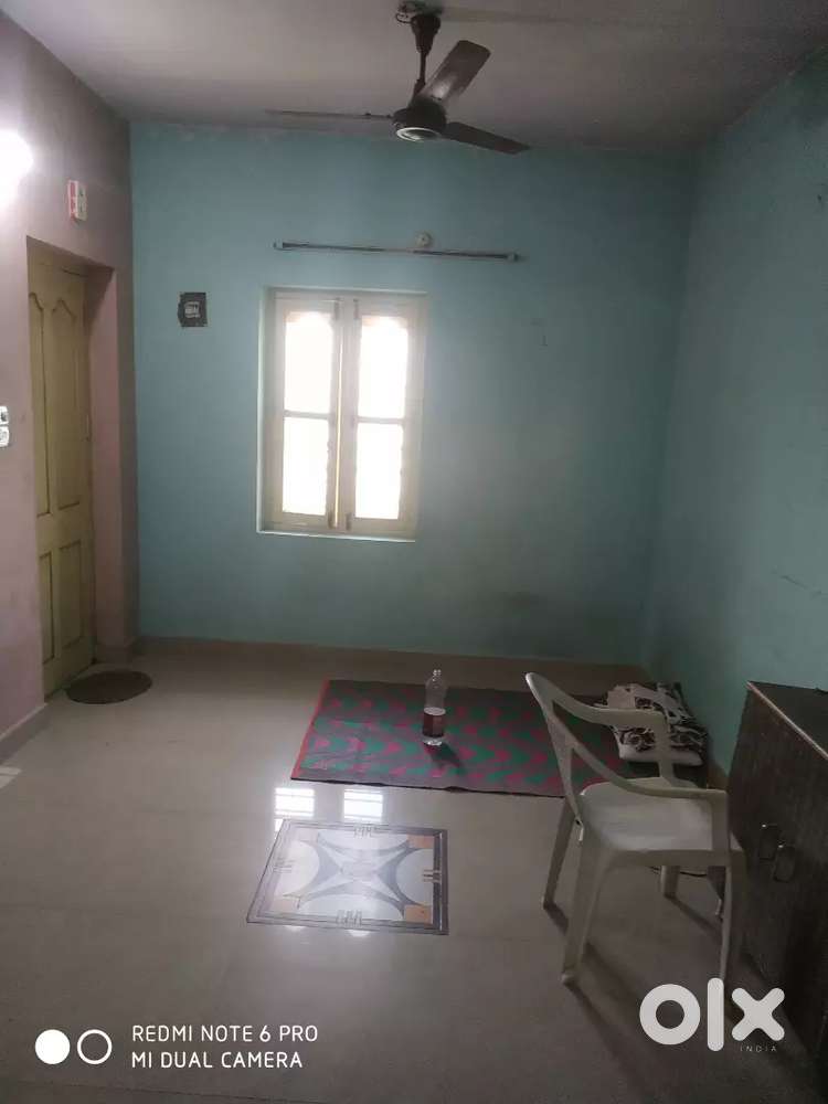 Good room with fan can western wadhroom and kitche cupboards and chair