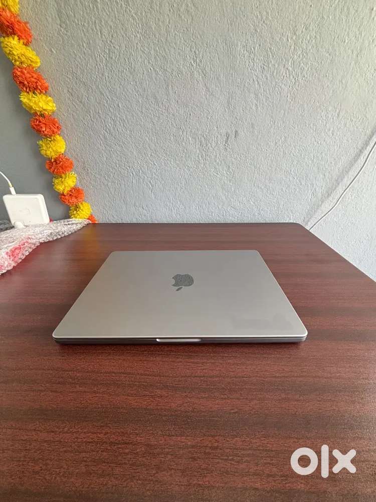 Apple macbook m1pro 
14 inch 32 gb ram/512 gb ssd