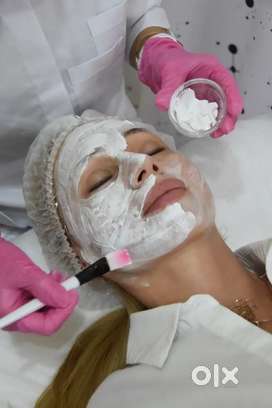 Beauticien cum cosmetologyst
