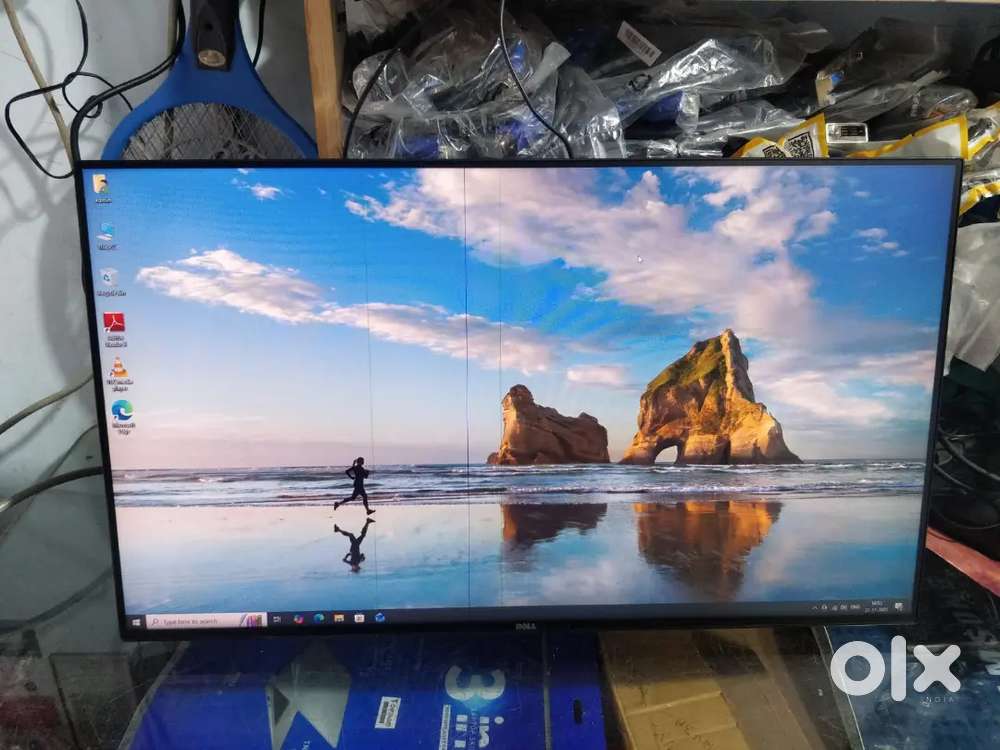 Dell 24 inch LED monitor in good working condition 3 vertical lines