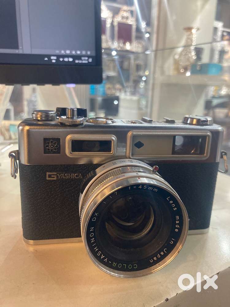 Antique camera showpiece