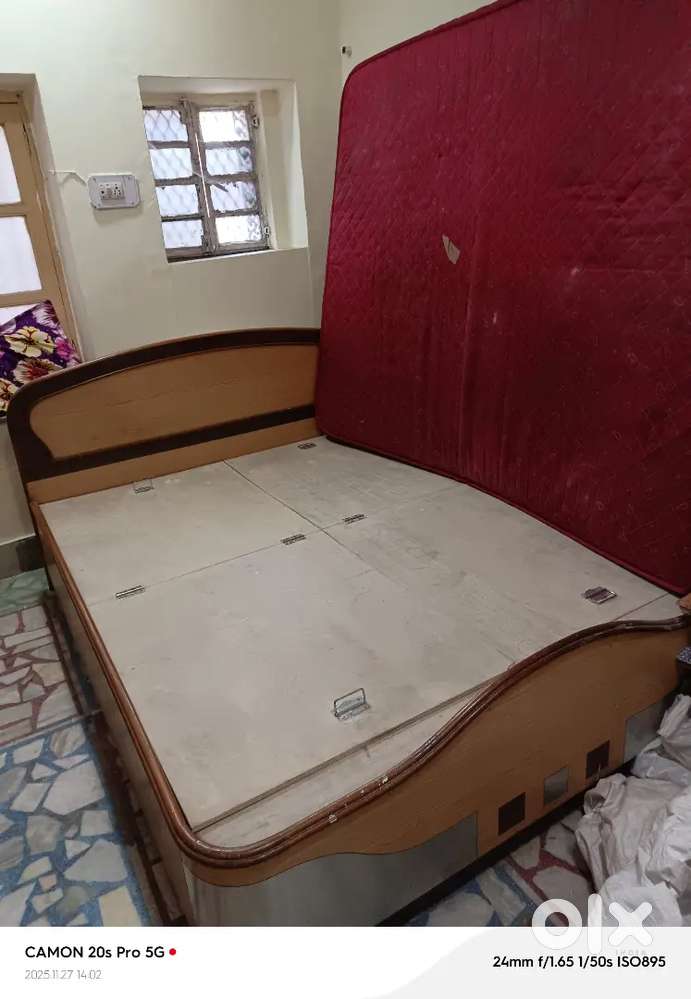 हाथ से बने गद्दे वाला क्वीन साइज़ बेड