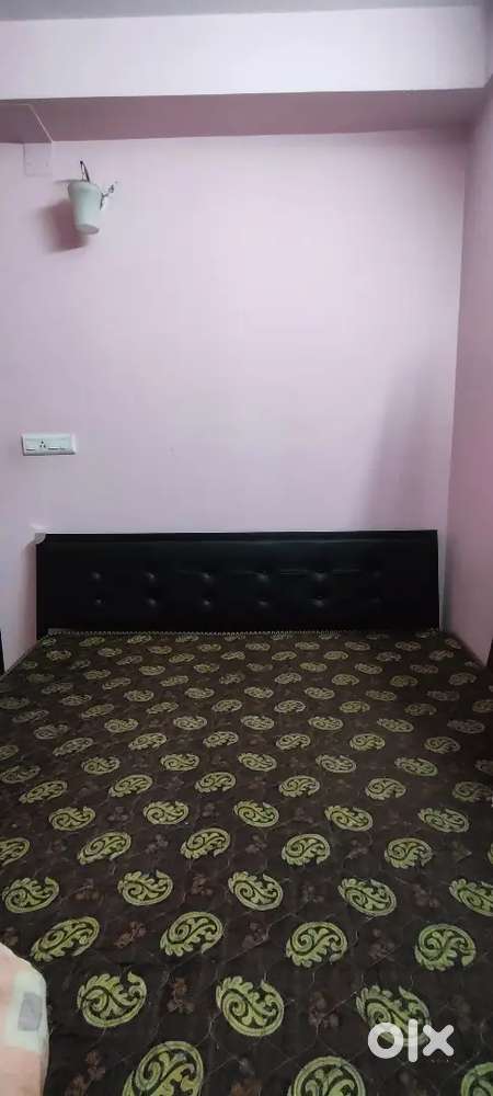 METAL HYDRAULIC BED KING SIZE 6X6 WITH MATTRESS