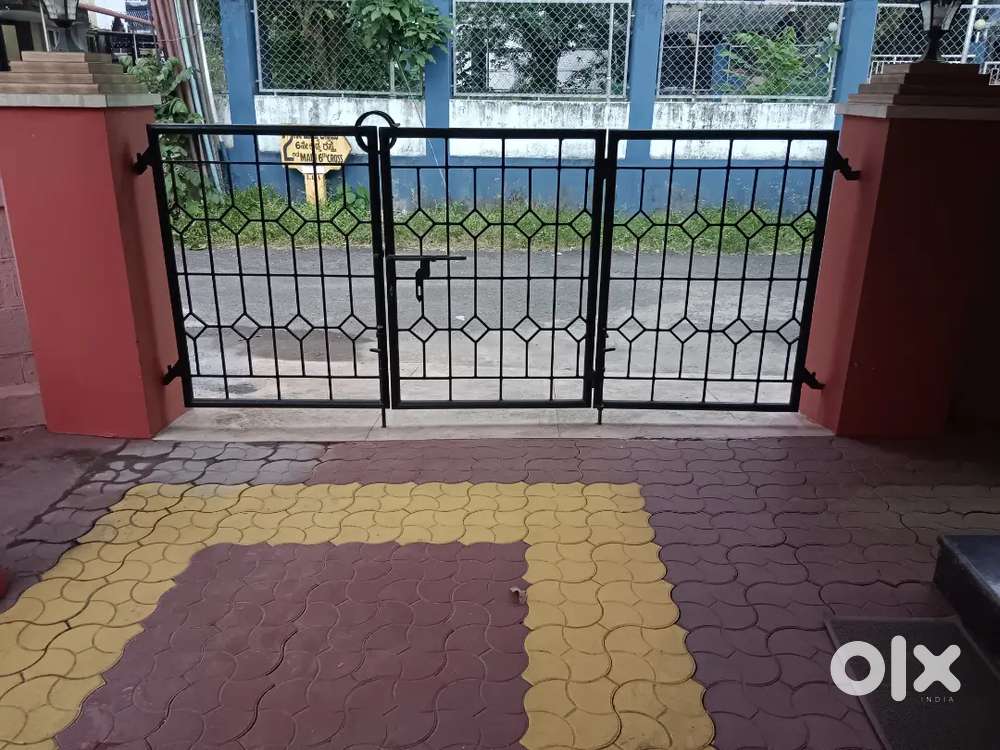 Heavy-Duty Compound Gate - Excellent Condition