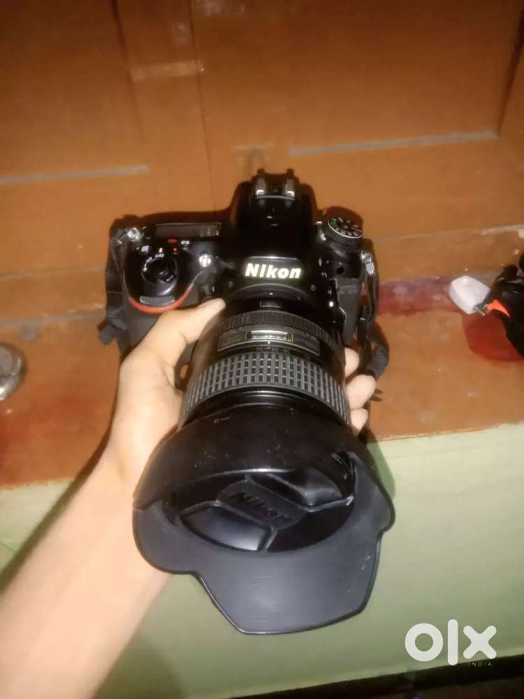 Nikon D750 camera hai  condisan pura badhiya hai