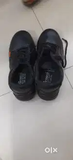 Safety shoes of Size-6UK