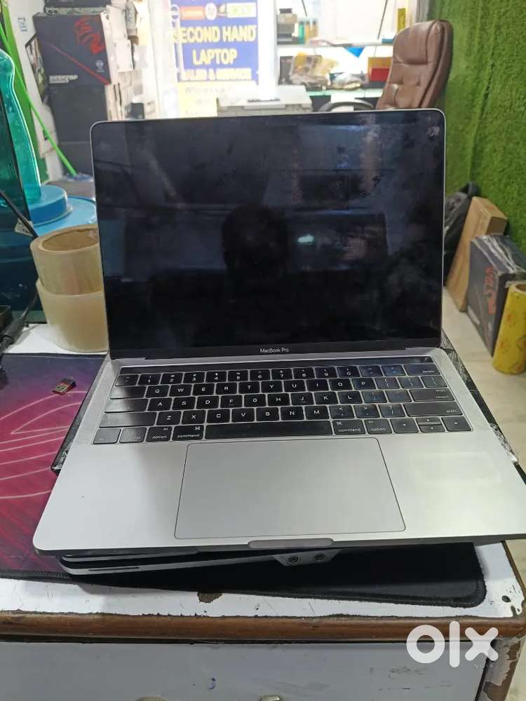 MacBook  2020 i5 ram 8 SSD 256 new candision 1 year sarvice warranty