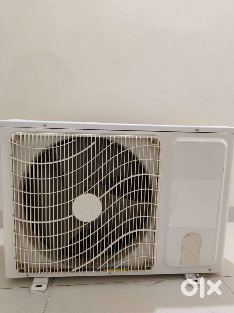 1.5 ton Lloyd AC 1.5 years old with 3.5 years of warranty