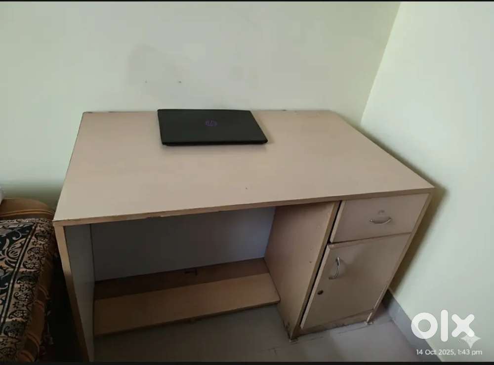 Clutter-Free & Secure: The Essential Study and Work Desk.