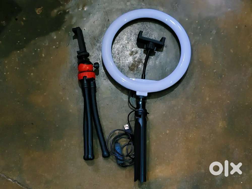 TRIPOD AND RING LIGHT
