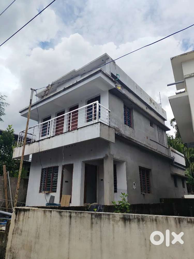 എറണാകുളം ജില്ലയിൽ മുളന്തുരുത്തി ടൗണിൽ ഹൃദയഭാഗത്ത് പുതിയ ഇരുനില വീട്