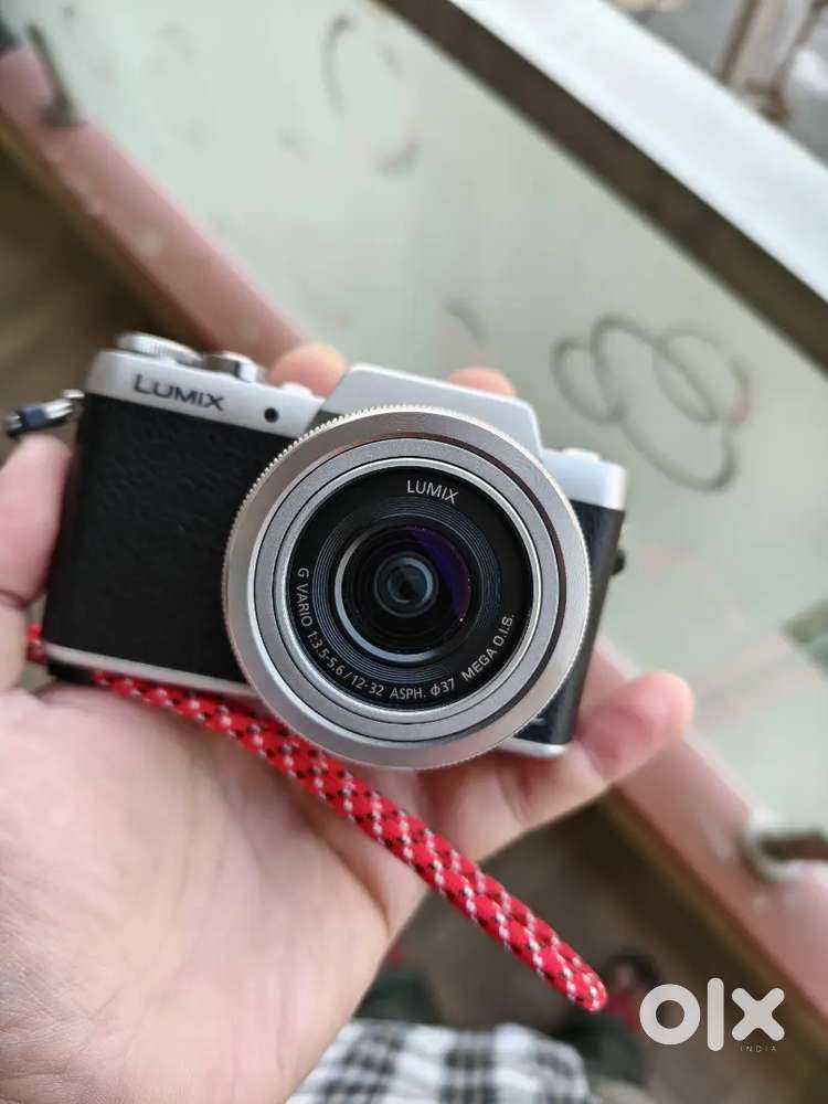 LUMIX GF7 Mirrorless camera with 12-32 lens