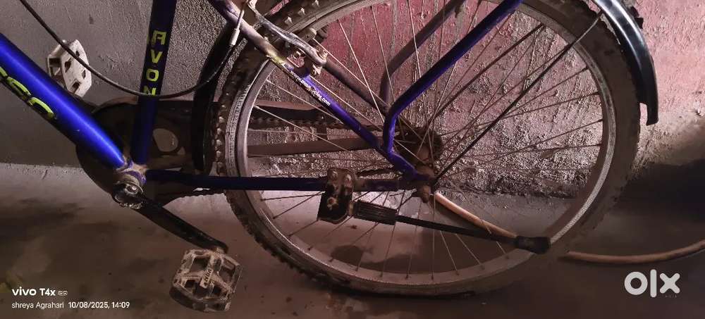 No ring,color-blue,avon brand,no damage,only 2 yrs old cycle