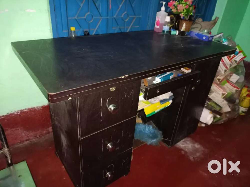Engineering wood table