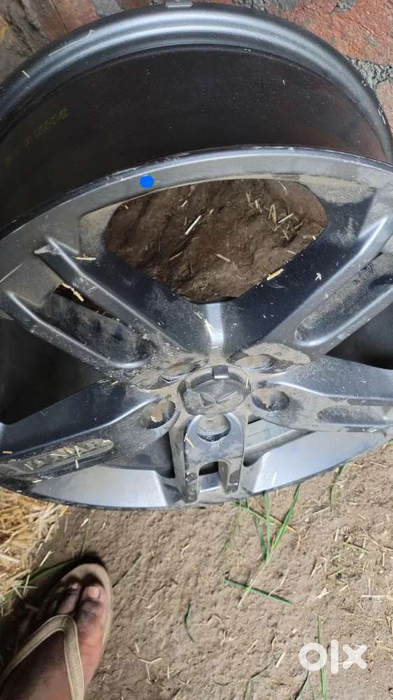 Thar alloy wheel