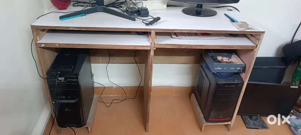 Computer table