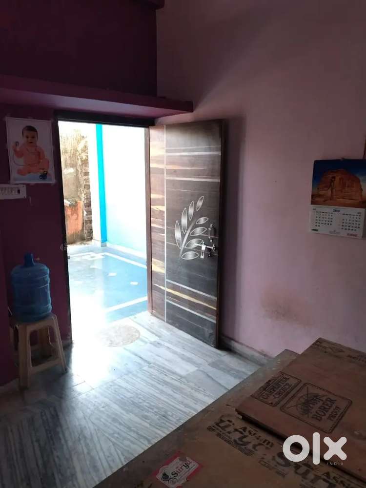 1 room , attached bathroom