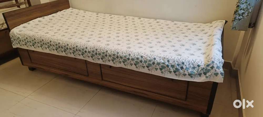 Bed, Sofa, Clothes hanger