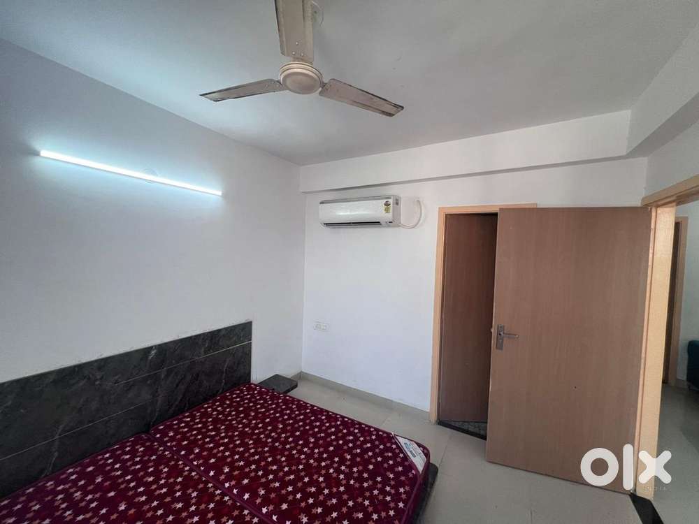 2 BHK FURNISHED FLAT IN HIGH RISE SOCIETY AVAILABLE FOR FAMILY