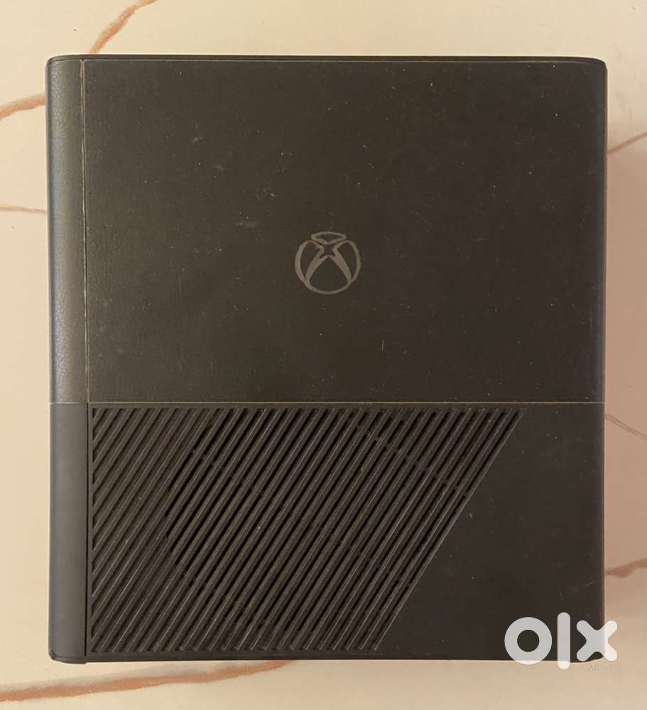 Xbox 360 with Kinect sensor, 1 controller & 9 games - Full set.
