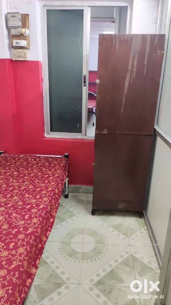 ST THOMAS MOUNT RAILWAY STATION NEAR MENS HOSTEL WITH FOOD