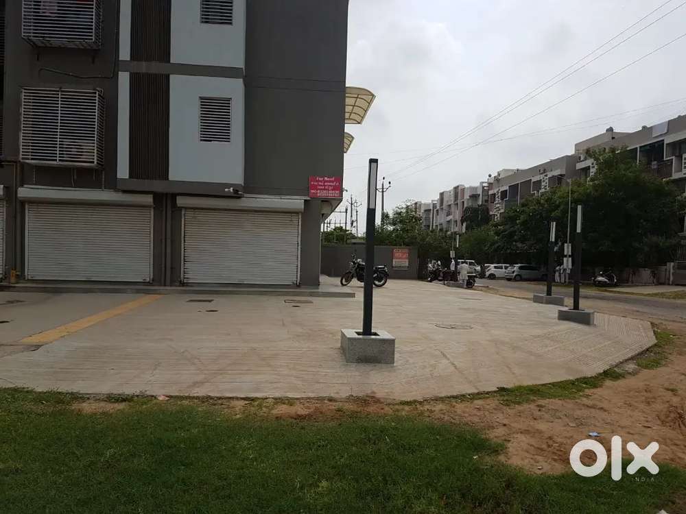 Preleased( 1,25,000) Corner Showroom 1400 Sqft Carpet behind Lulu mall