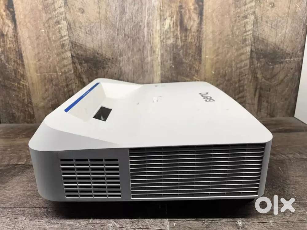 BenQ LW890UST Projector 4000 Lumens Laser Short Throw Lamp 4661 Hours
