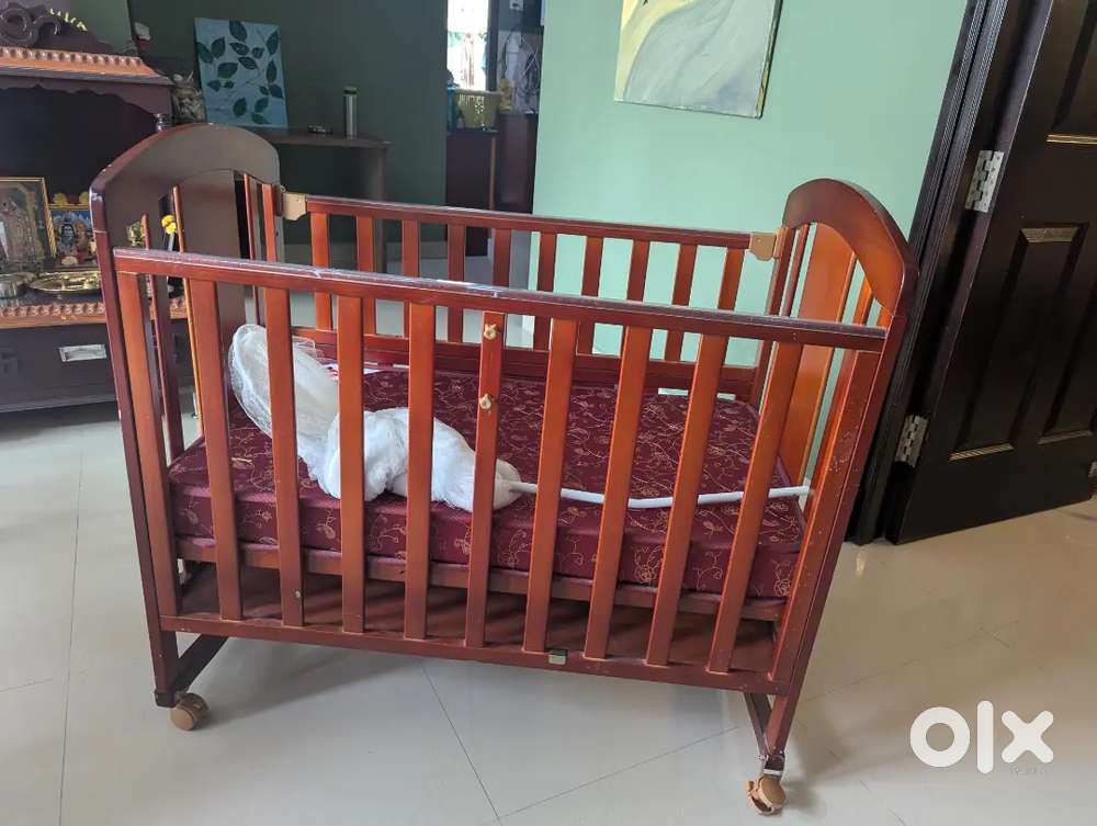 Baby crib in excellent condition, very rarely used